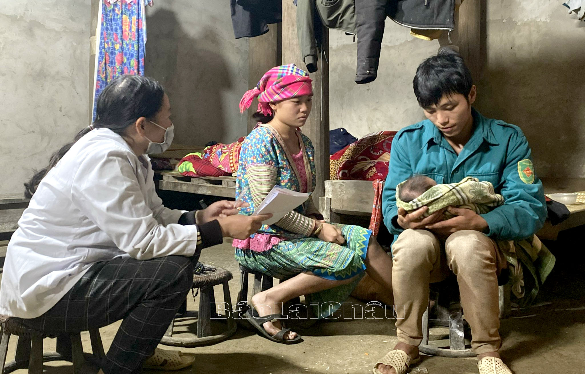 Cán bộ y tế Trạm Y tế xã Sà Dề Phìn, huyện Sìn Hồ tuyên truyền tới các cặp vợ chồng về cách chăm sóc trẻ sơ sinh và sự an toàn khi sinh tại các cơ sở y tế.